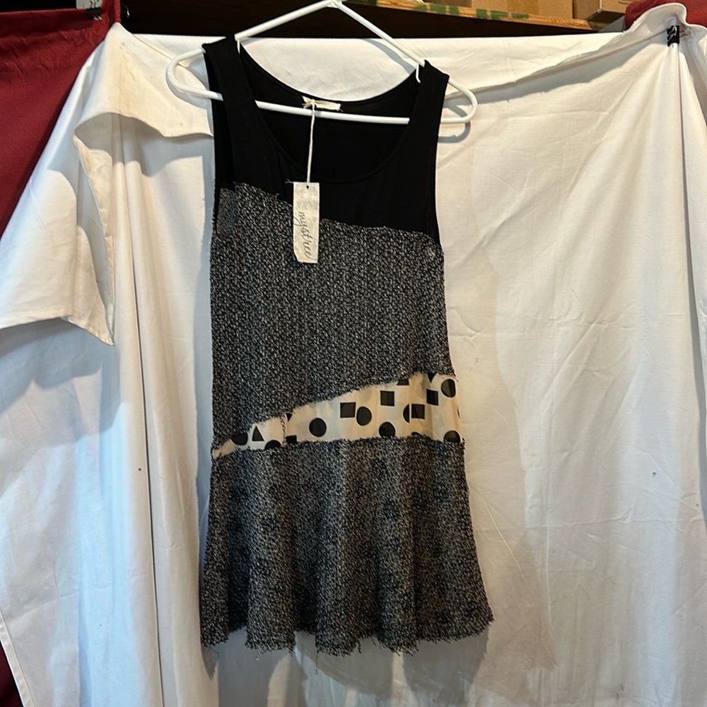 Gorgeous lined sleeveless shirt